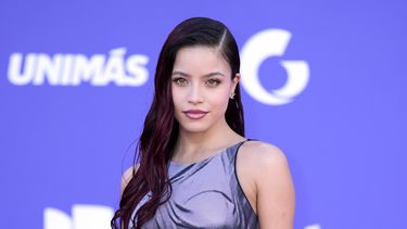 ARCHIVO - Emilia llega a los Latin American Music Awards el 20 de abril de 2023 en la arena MGM Grand Garden en Las Vegas. Emilia lanzó la canción “No_Se_Ve.mp3” con la estrella brasileña Ludmilla el 3 de mayo. (Foto AP/John Locher, archivo)
