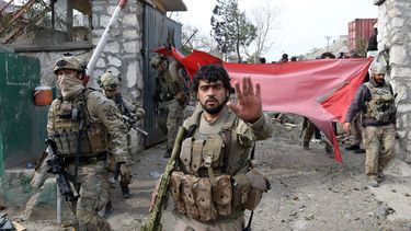 americateve | Fuerzas de seguridad afganas y soldados estadounidenses llegan al lugar donde un atacante suicida hizo estallar sus explosivos en un complejo de la polic&iacute;a en el distrito de Surobi, en Kabul, Afganist&aacute;n, el viernes 21 de febrero de 2014. Un