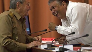 raul castro satisfecho con la apertura de embajadas