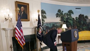 Trump interrumpe discurso a la nación para tomar agua