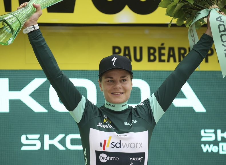 La belga Lotte Kopecky celebra en el podio tras ganar la octava etapa del Tour de Francia, el domingo 30 de julio de 2023. (AP Foto/Bob Edme)