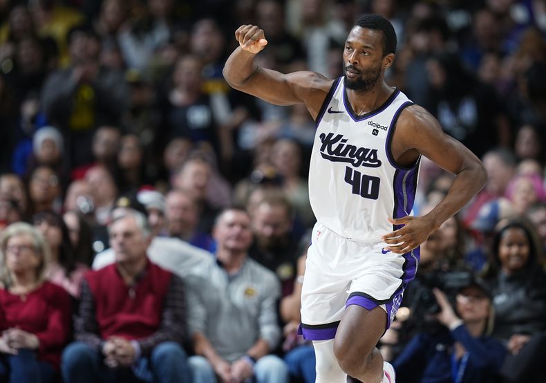 Harrison Barnes, de los Kings de Sacramento, festeja un triple en el duelo del miércoles 14 de febrero de 2024, ante los Nuggets de Denver (AP Foto/David Zalubowski)
