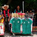Réplicas no autorizadas de la camiseta de la selección de México en el Mundial a la venta en una calle de la Ciudad de México, el martes 30 de junio de 2026. (AP Foto/Marco Ugarte)