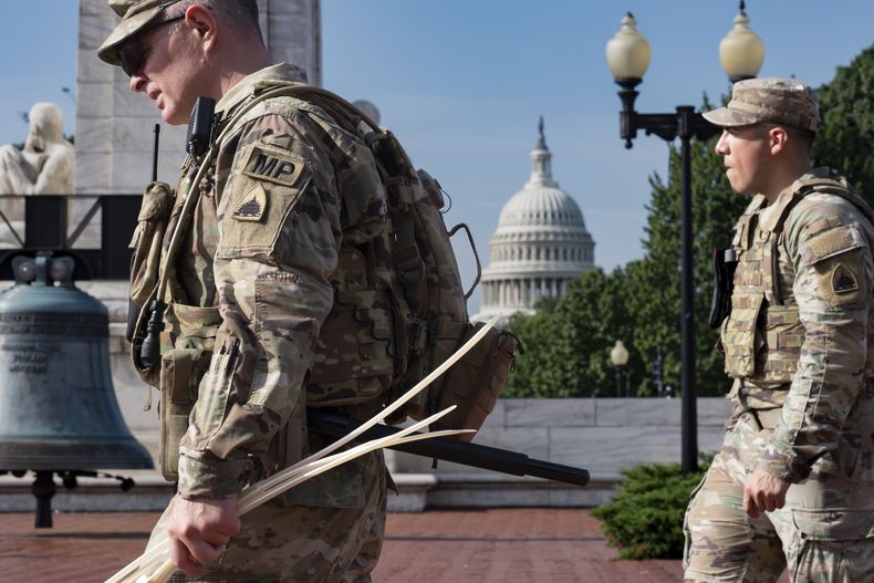 Elementos de la Guardia Nacional vigilan a la entrada de Union Station cerca del Capitolio, el 14 de agosto del 2025, en Washington. (AP Foto/J. Scott Applewhite)