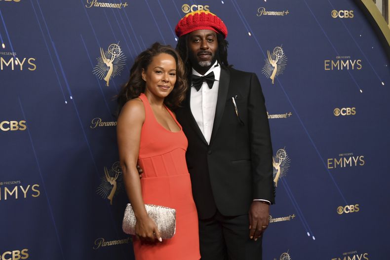 Alexa Marcano, izquierda, y Damian Marcano llegan a la 77.ª edición de los Premios Emmy el domingo 14 de septiembre de 2025 en el Teatro Peacock de Los Ángeles. (Foto Richard Shotwell/Invision/AP)