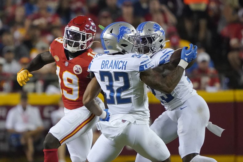 Brian Branch (32), safety de los Lions de Detroit, intercepta un pase que buscaba las manos del wide receiver Kadarius Toney (19), de los Chiefs de Kansas City, que devolvió hasta la zona de anotación para un touchdown durante la segunda mitad del juego de la NFL, el jueves 7 de septiembre de 2023, en Kansas City, Missouri. (AP Foto/Ed Zurga)