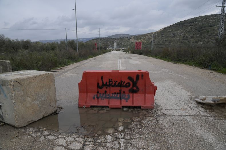 Un bloqueo de carretera corta el acceso al control militar israelí de Ennab, en el camino a la localidad norteña cisjordana de Tulkarem. Las letras dicen No hay futuro en Palestina, cerca del poblado de Ennab, Cisjordania, el lunes 10 de febrero de 2025. (AP Foto/Nasser Nasser)