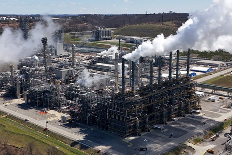 La planta petroquímica Shell Polymers Monaca en Monaca, Pensilvania, el 7 de abril del 2026. (AP foto/Gene J. Puskar)