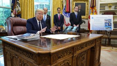Trump echa leña al fuego al llamar matones a manifestantes