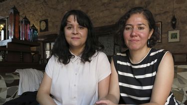 Las directoras Astrid Rondero, izquierda, y Fernanda Valadez de la película Sujo posan para un retrato durante una entrevista en el Festival Internacional de Cine de Morelia el sábado 19 de octubre de 2024, en Morelia, México. (Foto AP/Berenice Bautista)