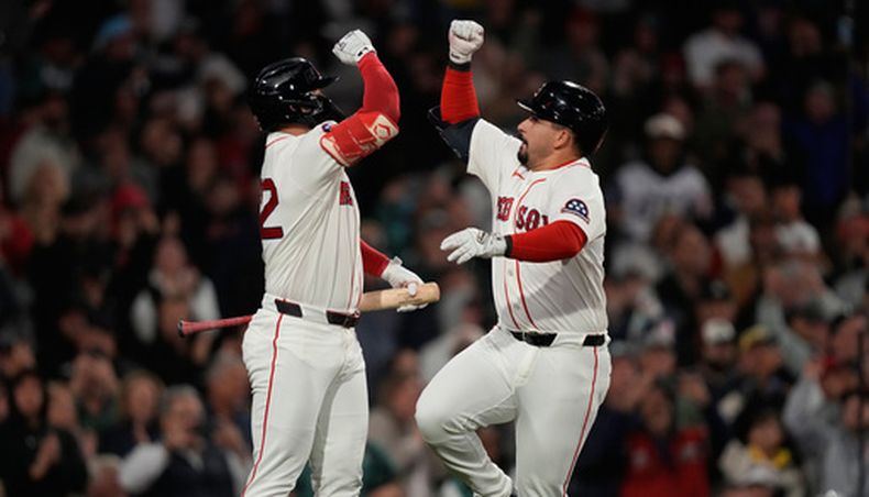 Mickey Gasper celebra con su compañero de los Medias Rojas de Boston Wilyer Abreu su jonrón en la octava entrada ante los Guardianes de Cleveland el martes 22 de septiembre del 2026. (AP Foto/Charles Krupa)