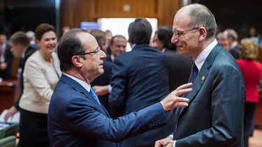 americateve | El primer ministro italiano Enrico Letta (izquierda) habla con el presidente franc&eacute;s Francois Hollande durante una cumbre de la Uni&oacute;n Europea en Bruselas el viernes, 20 de diciembre del 2013. El gobierno de Letta sobrevivi&oacute; el viernes