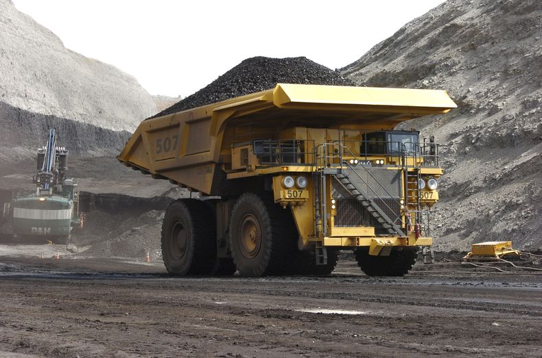Un camión de minería transporta carbón en la mina a cielo abierto Spring Creek de Cloud Peak Energy, en Montana, el 4 de abril de 2013. (AP Foto/Matthew Brown, Archivo)