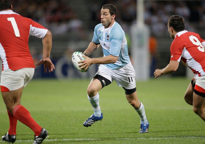 ARCHIVO - El rugbier argentino Federico Martín Aramburú (centro) durante el partido contra Georgia en la Copa del Mundo el 11 de septiembre de 2007, en Lyon, Francia. (AP Foto/Mark Baker)