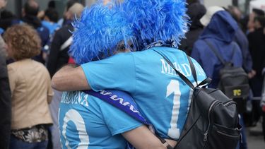 Seguidores del Napoli reaccionan en las calles de Nápoles tras el empate 1-1 contra Salernitana en la Serie A, el domingo 30 de abril de 2023. (AP Foto/Gregorio Borgia)