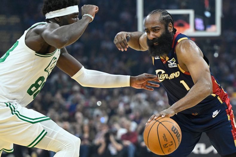 James Harden (1), base de los Cavaliers de Cleveland, dribla junto a Neemias Queta, pívot de los Celtics de Boston, en la primera mitad de un juego de baloncesto de la NBA en Cleveland, el domingo 8 de marzo de 2026. (Foto AP/David Richard)