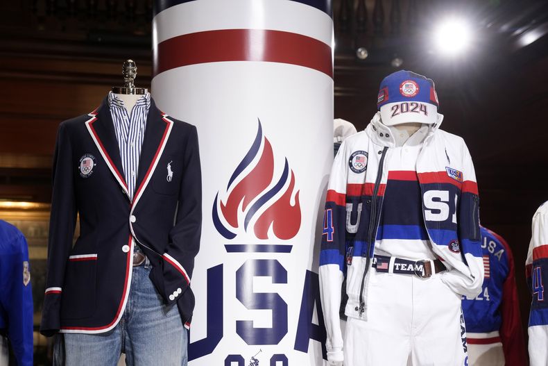 ARCHIVO - Los uniformes del equipo de Estados Unidos para los Juegos Olímpicos de Verano de 2024 se presentan en la sede de Ralph Lauren el 17 de junio de 2024 en Nueva York. (Foto Charles Sykes/Invision/AP, archivo)
