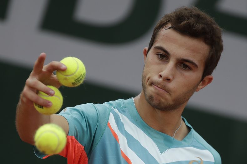 ARCHIVO - Hugo Gaston se aprestar a sacar ante Yoshihito Nishioka en la segunda ronda del Abierto de Francia, el miércoles 30 de septiembre de 2020, en París. (AP Foto/Alessandra Tarantino)