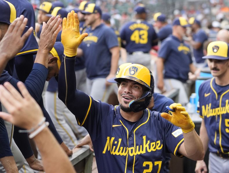 El dominicano de los Cerveceros de Milwaukee, Willy Adames reaccionó en el banco luego de conectar un jonrón de dos carreras en el primer episodio del juego de béisbol ante los Bravos de Atlanta, el martes 6 de agosto de 2024, en Atlanta. (AP Foto/John Bazemore)