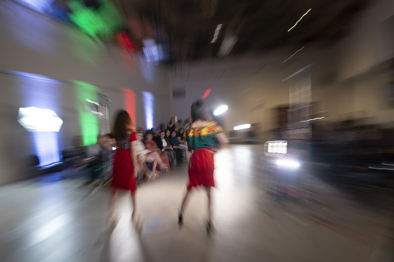 Modelos lucen prendas durante un desfile de modas con textiles guatemaltecos, el viernes 12 de mayo de 2023, en Brownsville, Texas. La diseñadora Elena de León, nacida en Guatemala, combinó técnicas indígenas de tejido, diseño moderno de ropa y colorida historia de su país natal en esa exhibición, la cual ofreció una muestra no sólo de su visión artística, sino un trabajo de madres guatemaltecas, incluidas algunas que viven en Estados Unidos y otras que se quedaron en su país para apoyar a sus familias. (AP Foto/Julio Cortez)