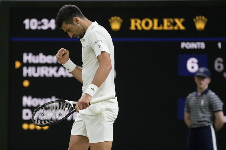 Novak Djokovic celebra tras ganar el segundo set ante Hubert Hurkacz en los octavos de final del torneo de Wimbledon, el domingo 9 de julio de 2023. (AP Foto/Kirsty Wigglesworth)