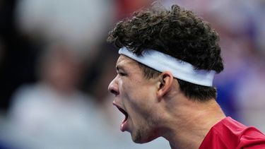 Ben Shelton celebra tras ganar un punto ante Jiri Lehecka durante la serie de la Copa Davis, el viernes 18 de septiembre de 2026, en Praga. (AP Foto/Petr David Josek)
