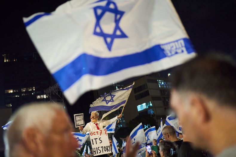 Un manifestante con máscara con la imagen del primer ministro, Benjamin Netanyahu, asiste a una protesta contra el gobierno antes de las elecciones generales de Israel, el sábado 24 de octubre de 2206, en Tel Aviv, Israel. (AP Foto/David Goldman)