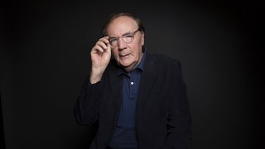 ARCHIVO - El autor James Patterson posa para un retrato en Nueva York el 30 de agosto de 2016. (Foto Taylor Jewell/Invision/AP, archivo)
