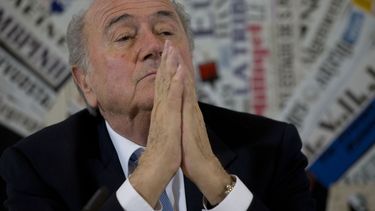 americateve | El presidente de la FIFA, Joseph Blatter, habla con periodistas el viernes, 22 de noviembre de 2013, en Roma. (AP Photo/Andrew Medichini)