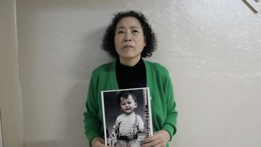 ARCHIVO - Choi Young-ja sostiene una foto de su hijo, que desapareció en 1975 en su habitación de motel en Seúl, Corea del Sur, el 5 de marzo de 2024. (AP Foto/Ahn Young-joon, Archivo)