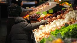 Varios clientes compran en el Reading Terminal Market de Filadelfia, el miércoles 29 de octubre de 2025. (AP Foto/Matt Rourke)