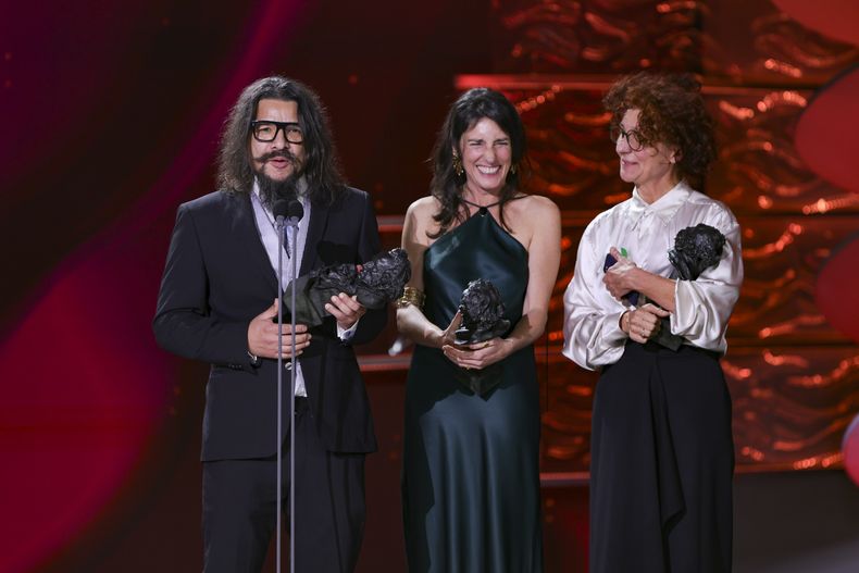 Alejandro Castillo, de izquierda a derecha, Diana Sagrista, y Eva Valino reciben el premio a mejor sonido por Segundo premio durante la 39ª ceremonia de los Premios Goya en Granada, España, el sábado 8 de febrero de 2025, en Granada. (Foto AP/Fermin Rodriguez)