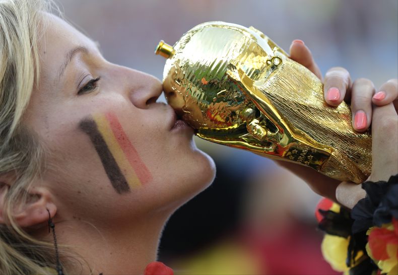 Una seguidra de B&eacute;lgica besa una imitaci&oacute;n del trofeo del Mundial el jueves, 26 de junio de 2014, en un partido en Sao Paulo. (AP Photo/Felipe Dana)