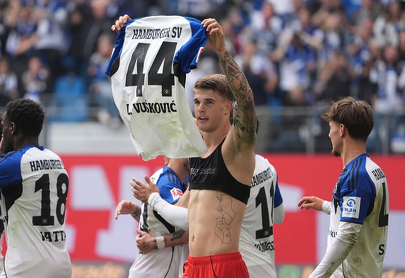 Luka Vuskovic del Hamburg celebra tras anotar en el encuentro ante el Freiburg en la Bundesliga el domingo 10 de mayo del 2026. (Marcus Brandt/dpa via AP)