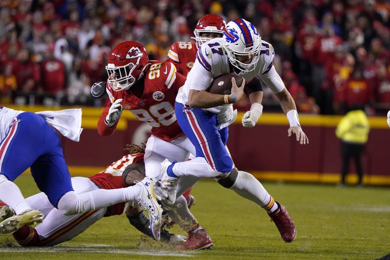 Josh Allen (17), quarterback de los Bills de Buffalo, corre con el balón pasando frente a Tershawn Wharton (98), de los Chiefs de Kansas City, durante la segunda mitad del juego de la NFL, el domingo 10 de diciembre de 2023, en Kansas City, Missouri. (AP Foto/Ed Zurga)