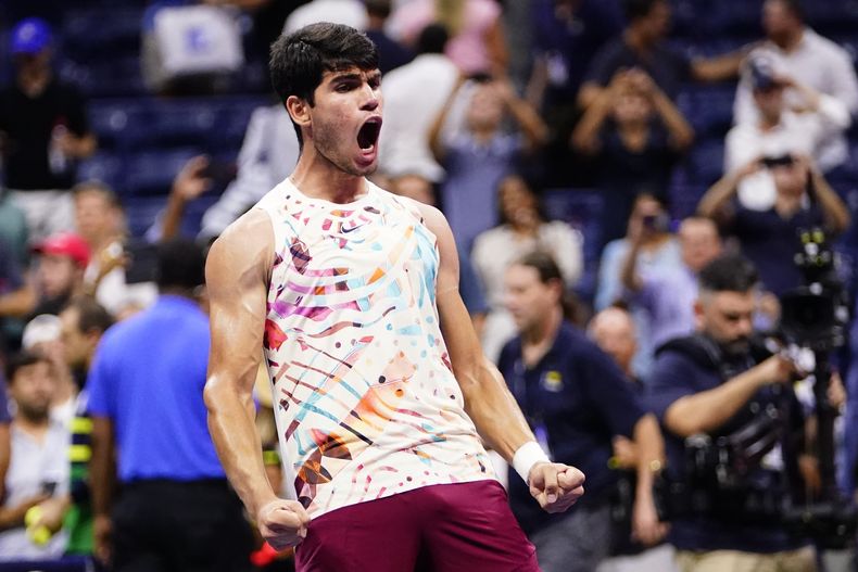 El español Carlos Alcaraz reacciona durante el partido contra el alemán Alexander Zverev en los cuartos de final del US Open, el miércoles 6 de septiembre de 2023, en Nueva York. (AP Foto/Frank Franklin II)