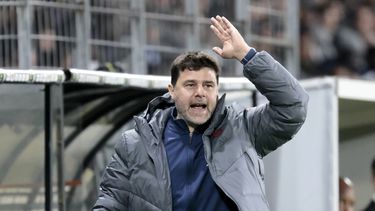 ARCHIVO - El técnico del PSG Mauricio Pochettino gesticula durante el partido de la liga francesa conta Angers, el miércoles 20 de abril de 2022, en Angers. (AP Foto/Jeremías González)