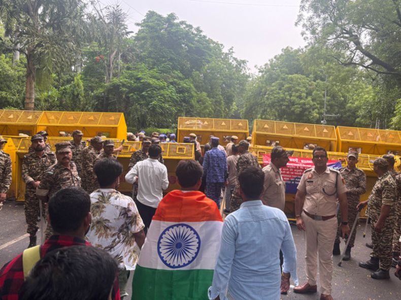 Partidarios del Partido Cucarracha Janta llegan para una marcha hacia el parlamento indio reclamando la renuncia del ministro de Educación, en Nueva Delhi, el lunes 20 de julio de 2026.(AP Foto/Manish Swarup)