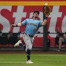 El jardinero derecho de los Cerveceros de Milwaukee, Sal Frelick, realiza una atrapada en carrera ante un batazo de Tommy Troy, de los Diamondbacks de Arizona, en la tercera entrada de un partido de béisbol, el viernes 3 de julio de 2026, en Phoenix. (Foto AP/Rick Scuteri)