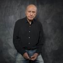 ARCHIVO - Alan Arkin posa para un retrato en The Fender Music Lodge en el Festival de Cine de Sundance en Park City, Utah, el 25 de enero de 2011. Arkin, el actor de carácter que demostró su versatilidad en la comedia y el drama al recibir recibió cuatro nominaciones al Premio de la Academia y ganó un Oscar en 2007 por Little Miss Sunshine, falleció a los 89 años. (Foto AP/Victoria Will, archivo)