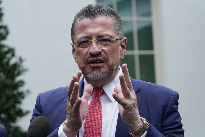 ARCHIVO - El presidente de Costa Rica, Rodrigo Chaves, habla con reporteros fuera de la Casa Blanca en Washington, el 29 de agosto de 2023, tras un encuentro con el presidente Joe Biden. (AP Foto/Susan Walsh, Archivo)