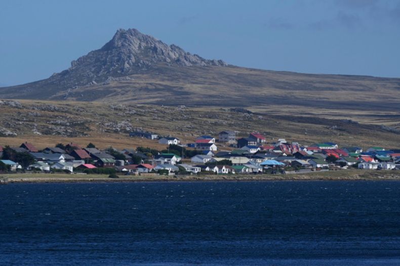 ARCHIVO – El monte Tumbledown se levanta detrás de Stanley, en las islas Falkland, conocidas en español como Malvinas, el 16 de marzo de 2026. (AP Foto/Ricardo Mazalan, Archivo)