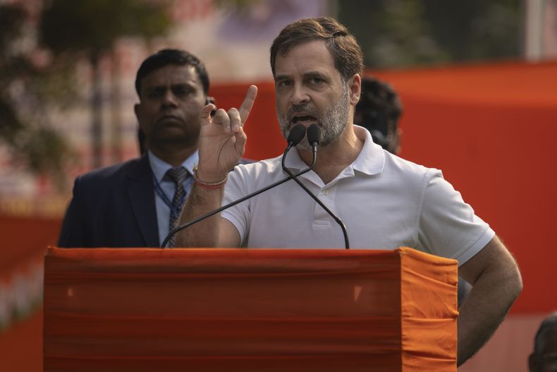 El líder del partido Congreso, Rahul Gandhi, habla durante un mitin en protesta por la suspensión de más de 140 legisladores del parlamento en Nueva Delhi, India, el viernes 22 de diciembre de 2023. Docenas de parlamentarios suspendidos y cientos de sus partidarios celebraron una protesta el viernes en la que acusaron al gobierno de sofocar la democracia en el país. (AP Foto/Altaf Qadri)