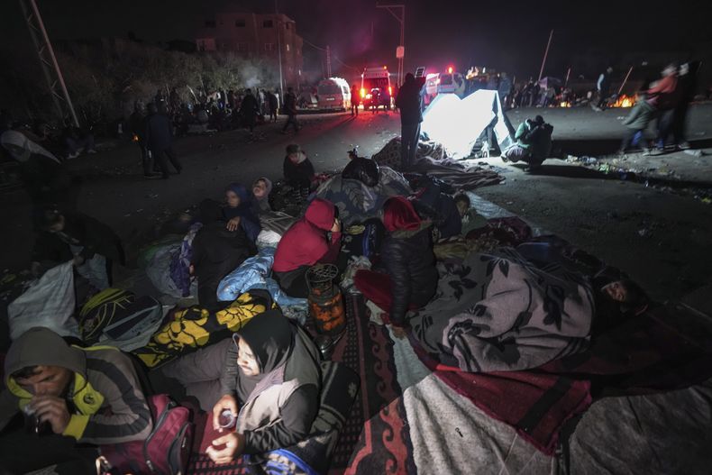 Palestinos desplazados se congregan con sus pertenencias cerca de un control de carretera en la carretera Rashid, mientras esperan para regresar a sus hogares en la zona norte de la Franja de Gaza, el domingo 26 de enero de 2025, días después de que un cese el fuego entre Israel y Hamás entrara en vigencia. (AP Foto/Abdel Kareem Hana)