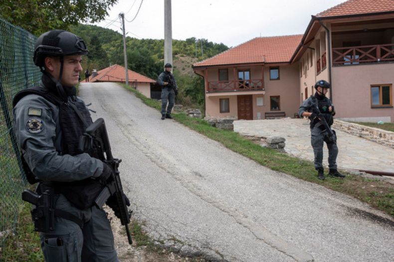 ARCHIVO - Agentes de la policía de Kosovo custodian la zona aledaña al monasterio de Banjska, en la aldea de Banjska, Kosovo, el miércoles 27 de septiembre de 2023. (Foto AP/Visar Kryeziu, archivo)