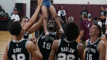 Spurs entrenan en Uvalde; buscan llevar aliento tras matanza