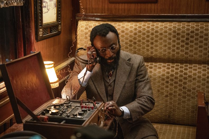 Esta imagen difundida por Lionsgate, Babs Olusanmokun en una escena de la película The Ministry of Ungentlemanly Warfare”. (Daniel Smith/Lionsgate via AP)