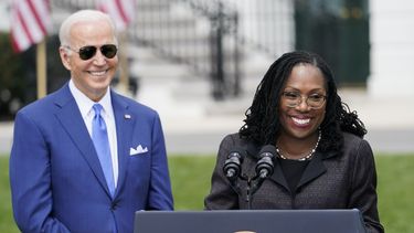 Biden y Harris asistirán a investidura de jueza