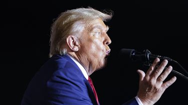 El expresidente Donald Trump habla en un mitin de campaña en Hialeah, Florida, el 8 de noviembre de 2023. (Foto AP/Lynne Sladky)