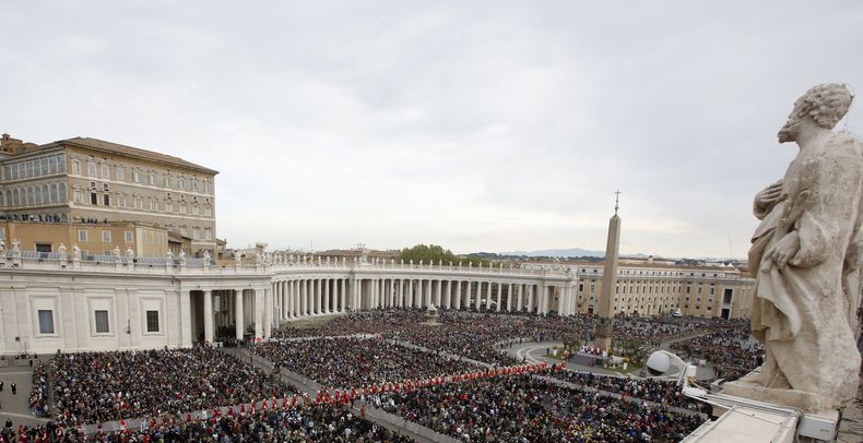 Vista general de la Plaza de San Pedro en el Vaticano, el domingo 13 de abril de 2014, mientras el papa Francisco celebra una misa por el Domingo de Ramos. (Foto AP/Riccardo De Luca)